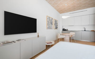Deservi Elegant Apt. Boccaccio: Möbel, Interior Design, Flooring, Fussboden, Wohnung, Wohnzimmer, Zimmer, Zuhause, Holzboden, Elektronisches Gerät