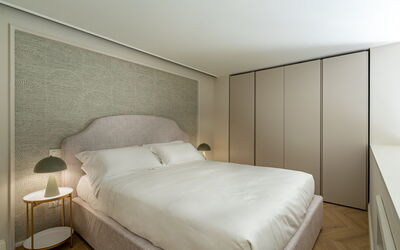 Deservi Elegant Apt. Vasari: Interior Design, Möbel, Schlafzimmer, Flooring, Bett, Fussboden, Holz, Bedding, Decke, Bettdecke