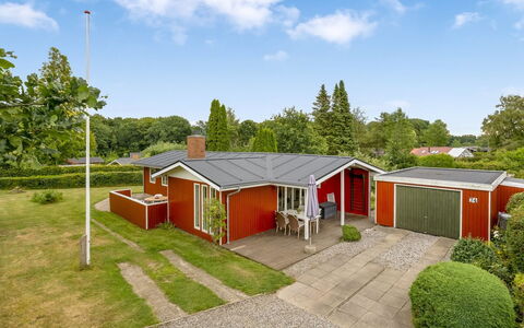 Wiggi - 250M from the Sea: Haus, Dach, Wohngebiet, Zuhause, Hütte, Estate, Vorort, Garten, Rasen, Landscaping