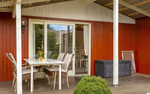 Wiggi - 250M from the Sea: Holz, Möbel, Tür, Flooring, Stuhl, Zuhause, Fussboden, Veranda, Holzbeize, Schatten