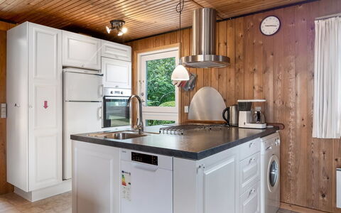 Wiggi - 250M from the Sea: Küche, Küchengerät, Major Appliance, Holz, Countertop, Decke, Interior Design, Haushaltsgerät, Flooring, Kühlschrank