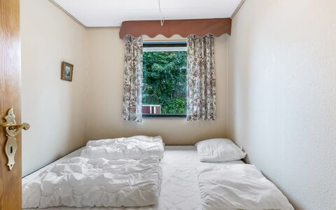 Wiggi - 250M from the Sea: Wand, Bett, Schlafzimmer, Holz, Interior Design, Fussboden, Flooring, Bettdecke, Möbel, Bedding