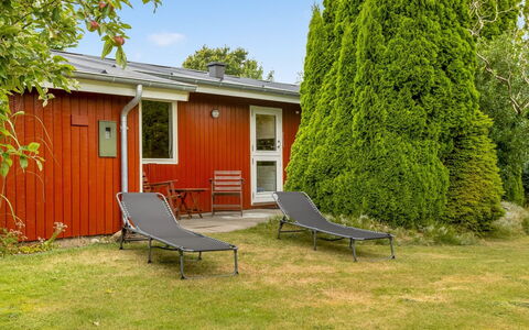 Wiggi - 250M from the Sea: Hütte, Rasen, Garten, Holzbeize, Schatten, Garten, Hinterhof, Hartholz, Bauernhaus, Landscaping