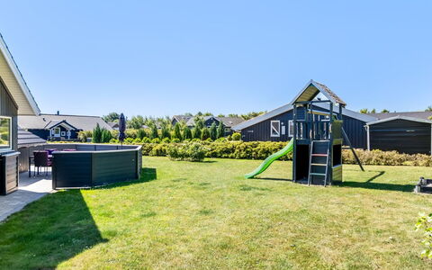 Rosamunde - 700M from the Sea: Dach, Haus, Zuhause, Hütte, Abstellgleis, Estate, Auffahrt, Gartenbauten, Garten, Schuppen