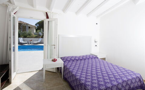 Villa Lentisco: Möbel, Schlafzimmer, Zuhause, Bett, Fussboden, Wohnung, Bedding, Bettdecke, Linens, Bettrahmen