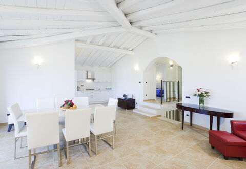 Villa Leccio 2: Interior Design, Flooring, Decke, Möbel, Fussboden, Wohnung, Zimmer, Couch, Stuhl