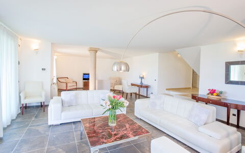 Villa Fico D'India: Flooring, Möbel, Interior Design, Fussboden, Couch, Decke, Wohnzimmer, Beleuchtung, Tabelle