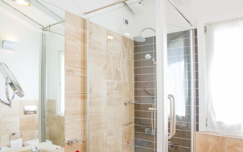 Villa Fico D'India: Badezimmer, Armatur, Flooring, Fussboden, Interior Design, Sinken, Installation, Dusche, Zapfhahn, Bad Sink