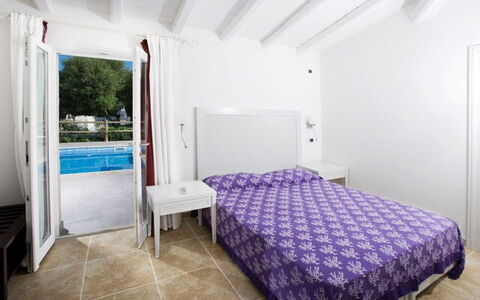 Villa Mirto: Möbel, Fussboden, Flooring, Wohnung, Schwimmbad, Resort, Bett, Schlafzimmer, Hotel, Stuhl