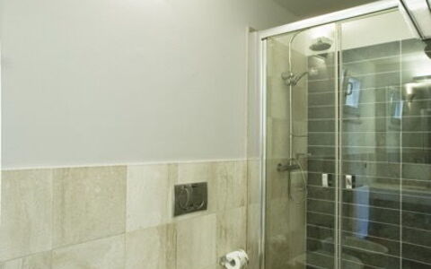 Villa Leccio: Interior Design, Flooring, Wand, Fussboden, Decke, Armatur, Badezimmer, Light Fixture, Beleuchtung, Zimmer