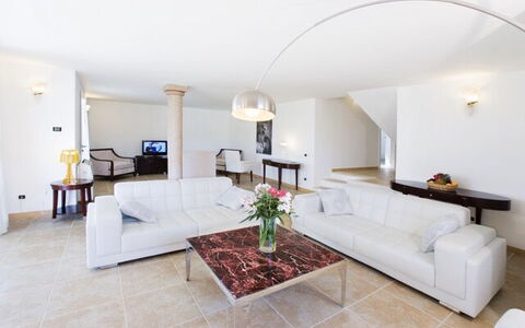 Villa Leccio: Flooring, Interior Design, Fussboden, Möbel, Couch, Decke, Wohnzimmer, Beleuchtung, Zimmer