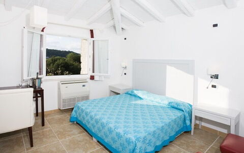 Villa Leccio: Möbel, Zuhause, Schlafzimmer, Wohnung, Bett, Resort, Hotel, Bedding, Bettrahmen, Stuhl