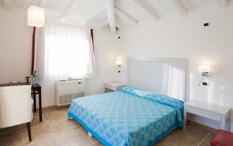 Villa Leccio: Möbel, Fussboden, Flooring, Schlafzimmer, Bett, Resort, Stuhl, Linens, Bedding, Wohnung