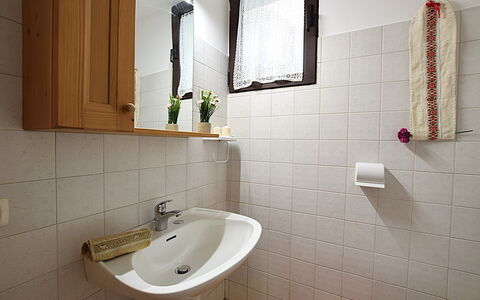 Baita Costa Di Gial: Badezimmer, Bad Sink, Armatur, Sinken, Wand, Flooring, Interior Design, Fussboden, Zapfhahn, Toilette