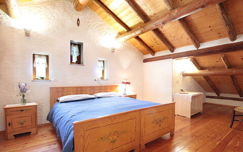 Baita Costa Di Gial: Möbel, Bett, Interior Design, Schlafzimmer, Wand, Flooring, Holz, Fussboden, Decke, Bettdecke