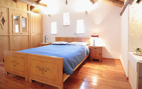 Baita Costa Di Gial: Möbel, Bett, Schlafzimmer, Interior Design, Wand, Bedding, Bettdecke, Holz, Fussboden, Flooring