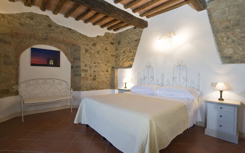 Montalcino 17: Wand, Möbel, Interior Design, Decke, Flooring, Fussboden, Schlafzimmer, Zimmer, Bett, Linens