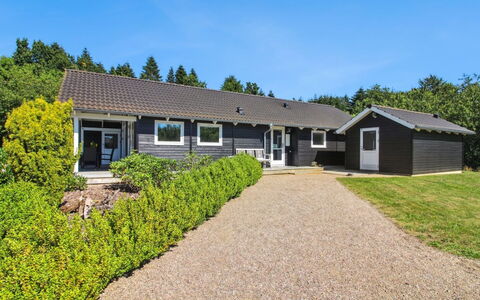 Alimpij - 30Km from the Sea: Hütte, Hinterhof, Garten, Gartenbauten, Schuppen, Abstellgleis, Gartenmöbel, Blockhaus, Outdoor Struktur, Hütte