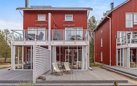 Hailuodon Villa Merituuli: Gebäude, Wohnung, Fassade, Stadt, Wohngebiet, Urban Design, Menschliche Siedlung, Eigentumswohnung, Mischnutzung, Balkon