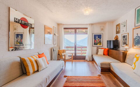 La Mira: Möbel, Interior Design, Couch, Flooring, Holz, Fussboden, Wohnzimmer, Decke, Zimmer, Wohnung