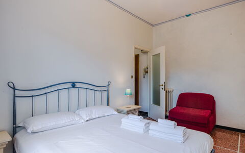 Ghiba: Bett, Schlafzimmer, Bettrahmen, Bedding, Wohnung, Bettdecke, Hotel, Linens