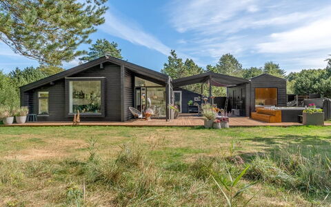 Eilke - 2Km from the Sea: Blau, Strauch, Hütte, Ground, Garten, Estate, Schatten, Landscaping, Bauernhaus, Eco Hotel