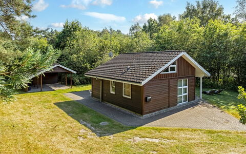 Angantir - 4.8Km from the Sea: Holz, Möbel, Wohnung, Zimmer, Decke, Holzbeize, Stuhl, Hartholz, Lack, Holz