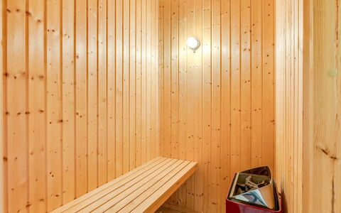 Angantir - 4.8Km from the Sea: Holz, Möbel, Wohnung, Zimmer, Decke, Holzbeize, Stuhl, Hartholz, Lack, Holz