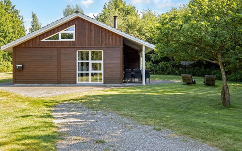 Angantir - 4.8Km from the Sea: Holz, Möbel, Wohnung, Zimmer, Decke, Holzbeize, Stuhl, Hartholz, Lack, Holz