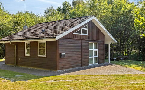 Angantir - 4.8Km from the Sea: Holz, Möbel, Wohnung, Zimmer, Decke, Holzbeize, Stuhl, Hartholz, Lack, Holz