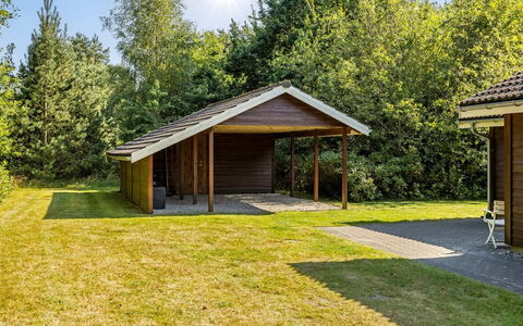 Angantir - 4.8Km from the Sea: Holz, Möbel, Wohnung, Zimmer, Decke, Holzbeize, Stuhl, Hartholz, Lack, Holz