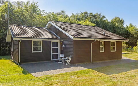 Angantir - 4.8Km from the Sea: Holz, Möbel, Wohnung, Zimmer, Decke, Holzbeize, Stuhl, Hartholz, Lack, Holz
