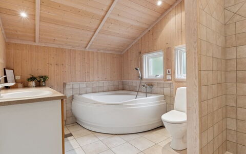Erko - 575M from the Sea: Flooring, Armatur, Interior Design, Fussboden, Holz, Decke, Badezimmer, Zapfhahn, Sinken, Installation