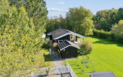 Erko - 575M from the Sea: Strauch, Haus, Zuhause, Dach, Hütte, Garten, Ground, Rasen, Estate, Schatten