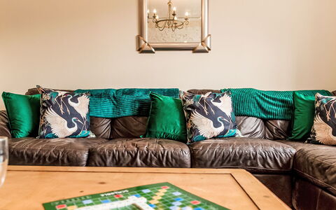 Tregony House 1 Bedroom: Möbel, Couch, Interior Design, Textil, Wohnzimmer, Flooring, Fussboden, Zuhause, Zimmer