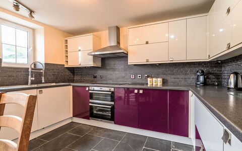 Tregony House 1 Bedroom: Küche, Küchengerät, Countertop, Major Appliance, Cabinetry, Interior Design, Flooring, Holz, Decke, Fussboden