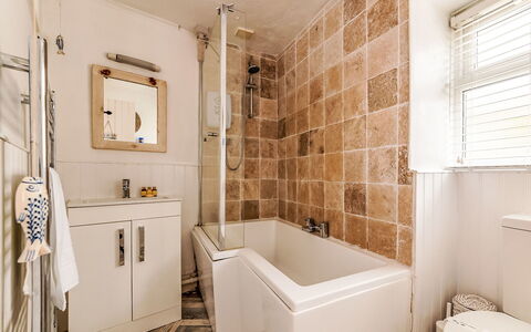 Mermaid Cottage: Armatur, Badezimmer, Interior Design, Flooring, Badewanne, Fussboden, Installation, Zapfhahn, Sinken, Zimmer