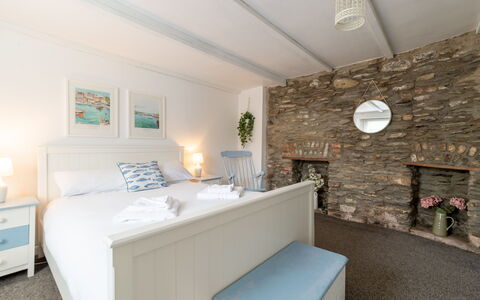Frans Cottage: Blau, Möbel, Meer, Schlafzimmer, Interior Design, Ozean, Linens, Bedding, Zimmer, Bett