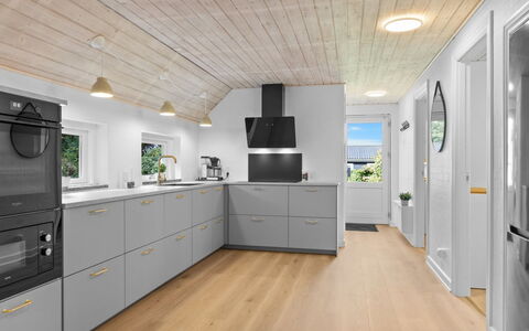 Erle - 830M from the Sea: Flooring, Küche, Holz, Decke, Holzboden, Fussboden, Interior Design, Countertop, Küchengerät, Major Appliance