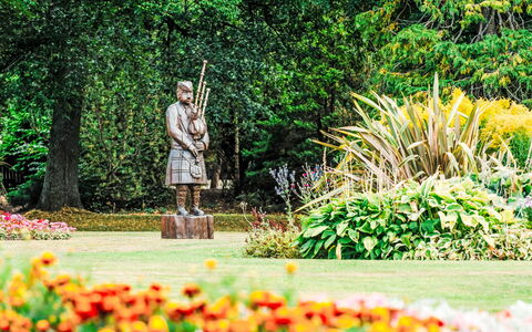 Varis Haven: Blatt, Grün, Garten, Strauch, Rasen-Verzierung, Skulptur, Frühling, Statue, Rasen, Botanischer Garten