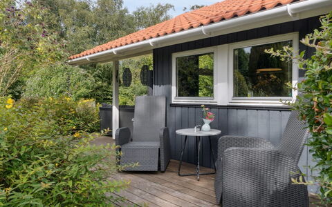 Emelita - 175M from the Sea: Wohngebiet, Strauch, Haus, Zuhause, Garten, Estate, Schatten, Landscaping, Rasen