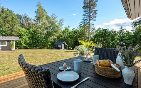 Lillebror - 7Km from the Sea: Hütte, Hinterhof, Garten, Gartenbauten, Schuppen, Abstellgleis, Gartenmöbel, Blockhaus, Outdoor Struktur, Hütte