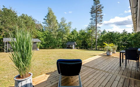 Lillebror - 7Km from the Sea: Hütte, Hinterhof, Garten, Gartenbauten, Schuppen, Abstellgleis, Gartenmöbel, Blockhaus, Outdoor Struktur, Hütte