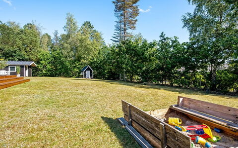 Lillebror - 7Km from the Sea: Hütte, Hinterhof, Garten, Gartenbauten, Schuppen, Abstellgleis, Gartenmöbel, Blockhaus, Outdoor Struktur, Hütte