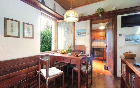 Chalet Giove: Möbel, Interior Design, Holz, Flooring, Fussboden, Decke, Tabelle, Stuhl, Beleuchtung, Esszimmer