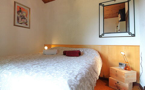 Chalet Giove: Bett, Schlafzimmer, Wand, Möbel, Interior Design, Bettdecke, Holz, Bedding, Fussboden, Zimmer