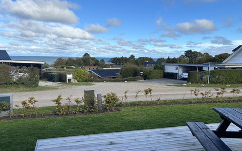 Siljan - 400M from the Sea: Himmel, Wolke, Dach, Grundstueck, Zuhause, Hütte, Kumulus, Landscaping, Rasen