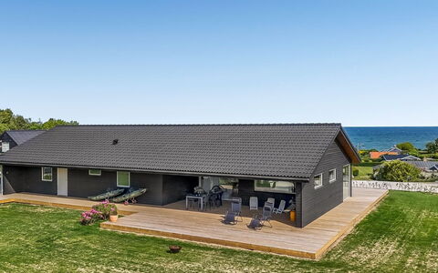 Siljan - 400M from the Sea: Dach, Zuhause, Hütte, Abstellgleis, Estate, Schatten, Bauernhaus, Design, Hartholz, Veranda