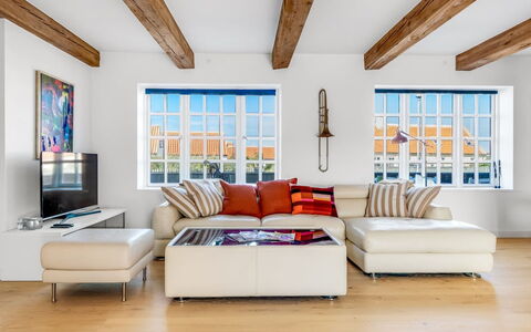 Albine - 150M from the Sea: Möbel, Interior Design, Couch, Flooring, Fussboden, Wohnzimmer, Holz, Decke, Wohnung, Zimmer