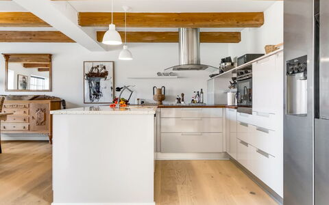 Albine - 150M from the Sea: Küche, Möbel, Countertop, Cabinetry, Flooring, Küchengerät, Interior Design, Holz, Fussboden, Decke